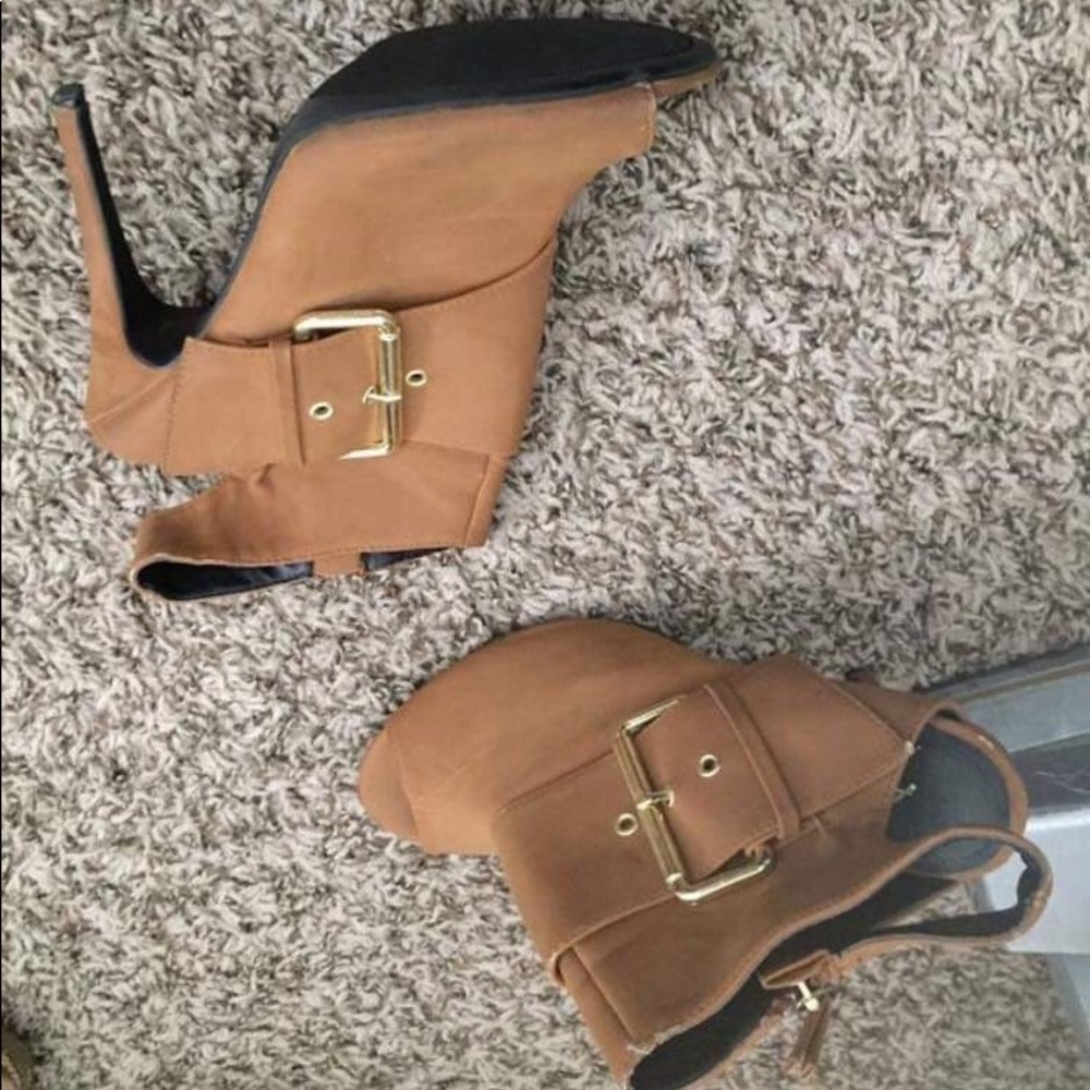 Anne Michelle Browns high heels